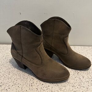 Rocket Dog Women's Tan Heeled Boots